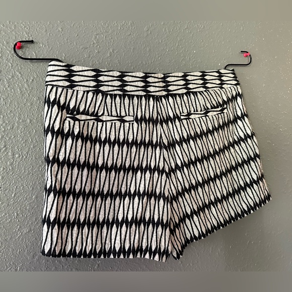 Woman’s Joe Fresh Brocade Cream and Black Shorts Size 8 New Used Condition - Picture 8 of 9